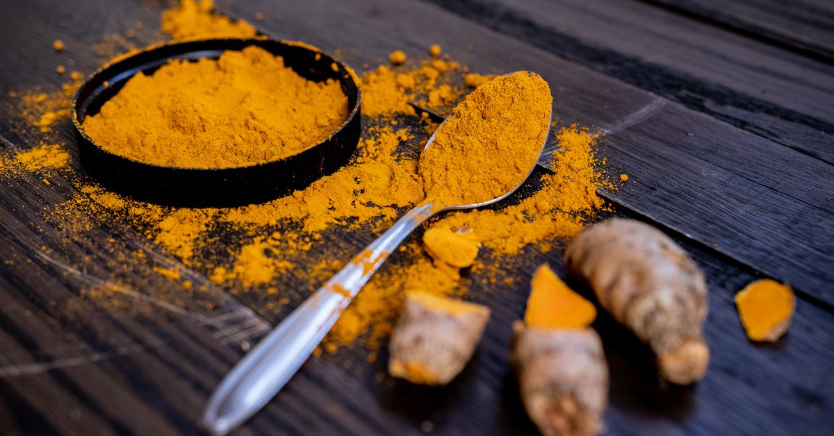 Whole turmeric root and powder