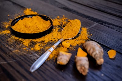 Benefits of turmeric for white hair