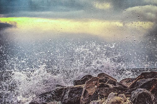 Ücretsiz Deniz Kıyısında Sıçrayan Su Stok Fotoğraflar