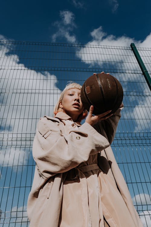 Gratis stockfoto met Aziatische vrouw, bal, basketbal