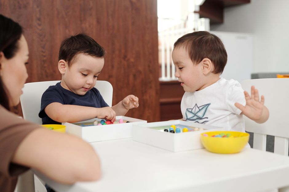 Parent observing their toddler's play and development - aba therapy early intervention