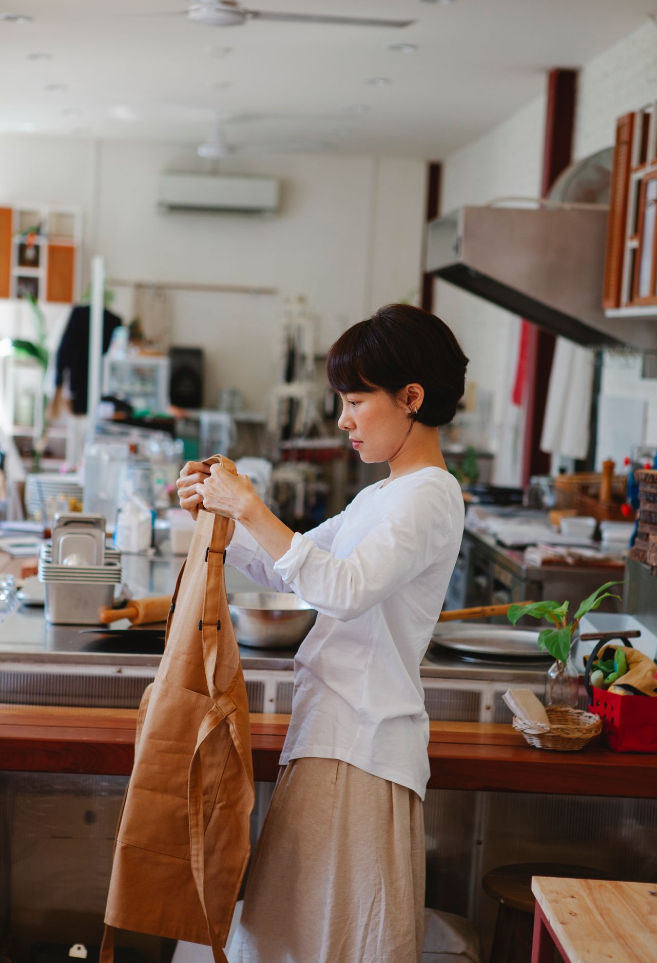 Chủ cửa hàng sắp xếp đồ gia dụng