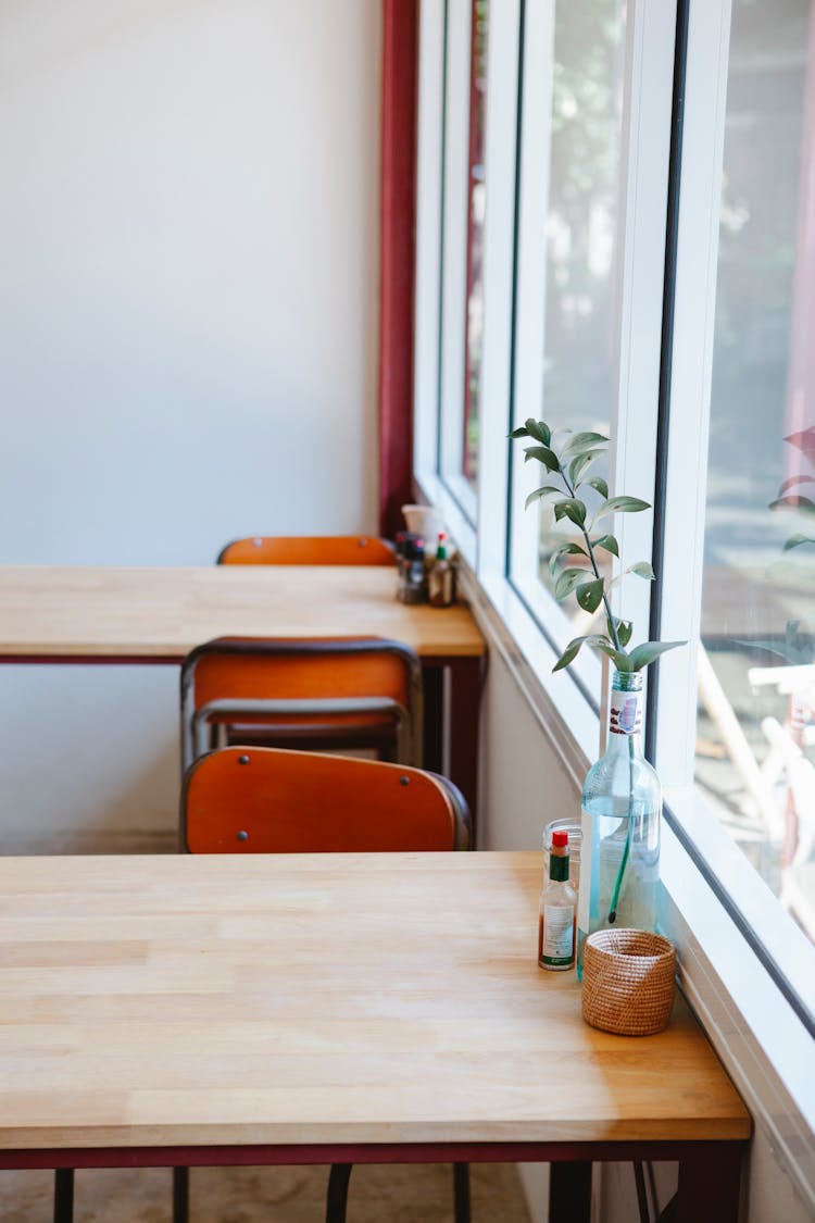 Empty Tables In City Diner