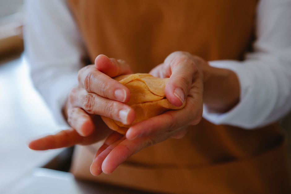 明るいキッチンで生地をこねる手、焼き菓子の技を紹介。