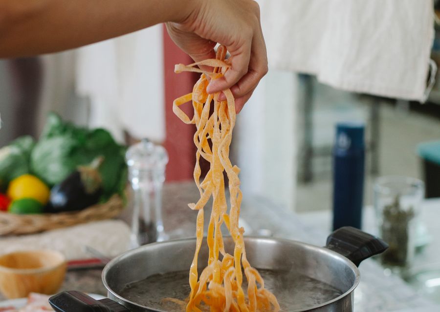 Frische Tagliatelle kommen in den Topf