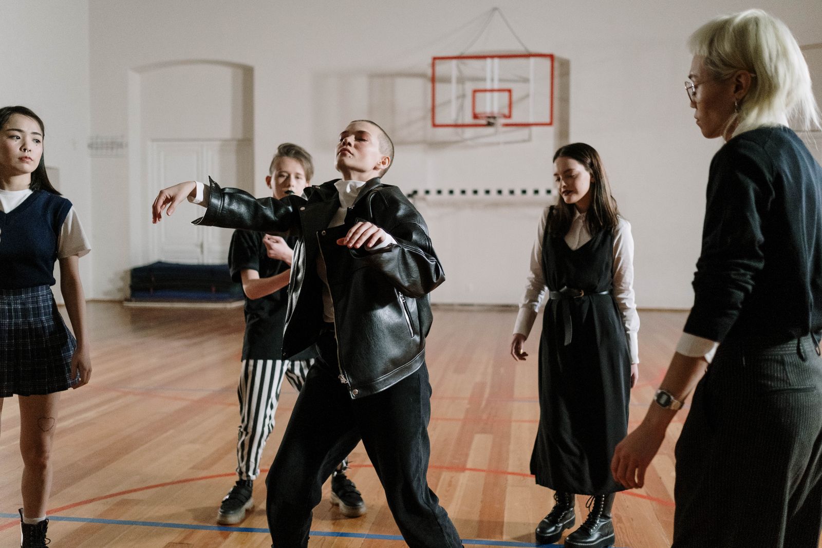 Adolescents répétant des mouvements de danse en groupe