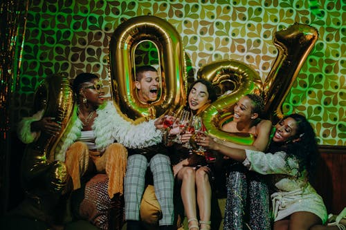 Célébration chic entre amis avec champagne