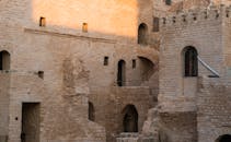 这座古老的石堡建筑展现了哥特式拱门和复杂砖石结构的详细视图