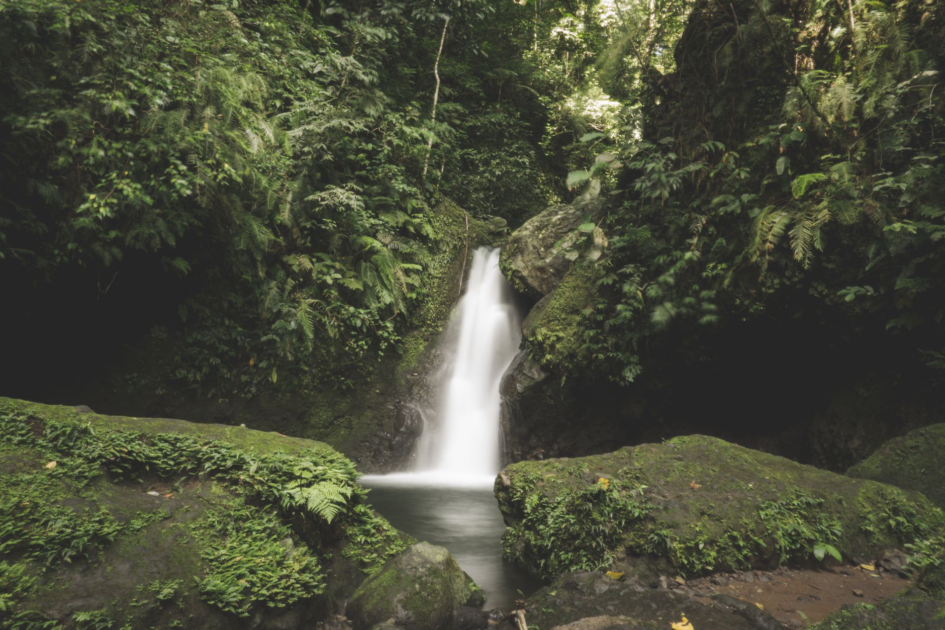 Air Terjun Benang Stokel Lombok: Permata Tersembunyi yang Wajib Dikunjungi