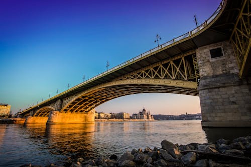 Brücke Unter Blauem Himmel Während Des Tages