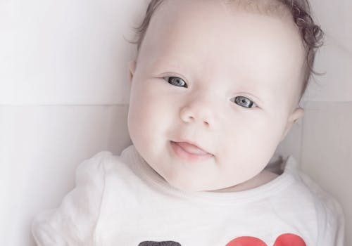 免費 嬰兒身穿白色紅色和黑色t卹 圖庫相片