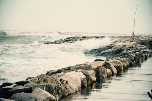 Бесплатное стоковое фото с береговая линия, буря, волны