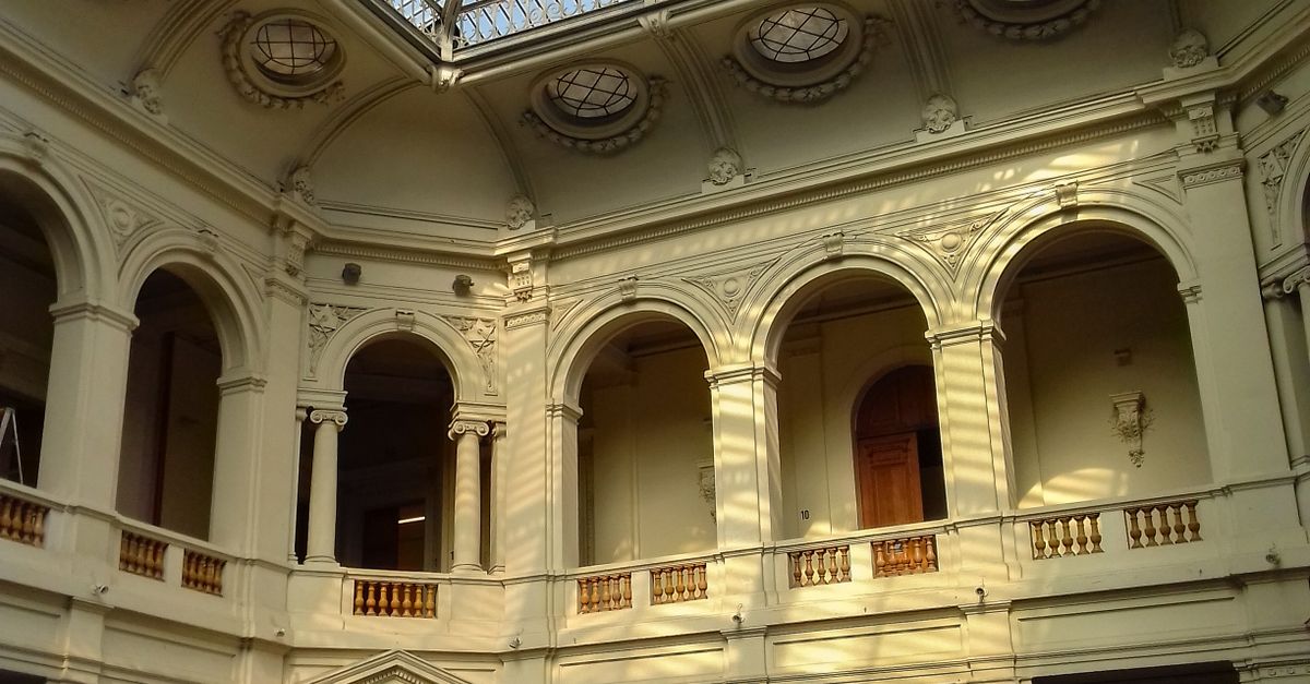 Fachada neoclássica do Museu Nacional de Belas Artes no bairro Lastarria, em Santiago
