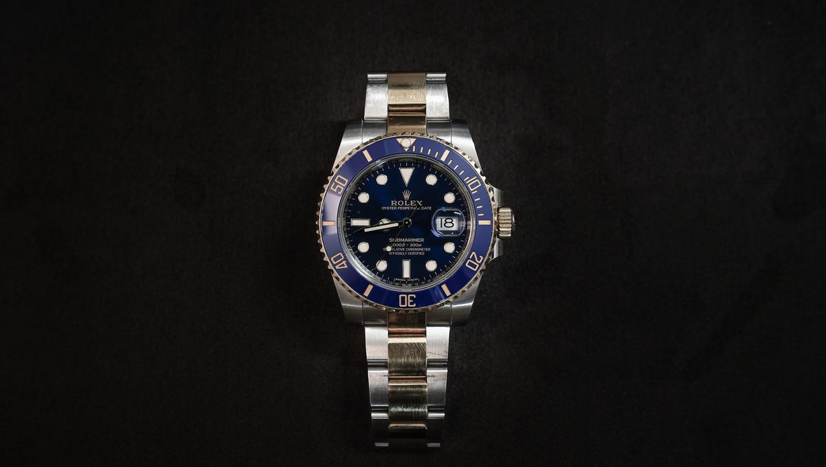 Reloj Rolex elegante sobre fondo negro