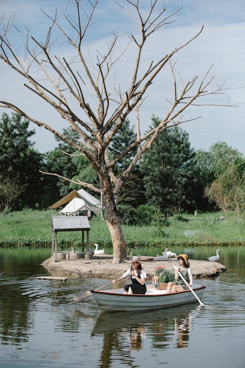 Mensen Rijden Op Een Boot Op De Rivier