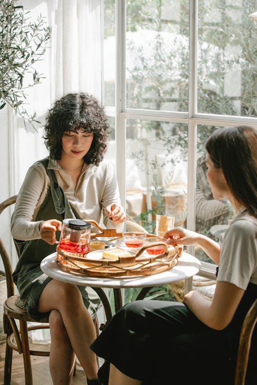 Free Diverse female colleagues having breakfast together Stock Photo