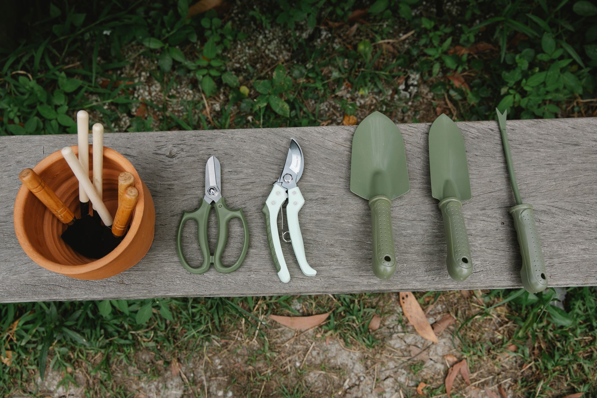 Garden potting bench