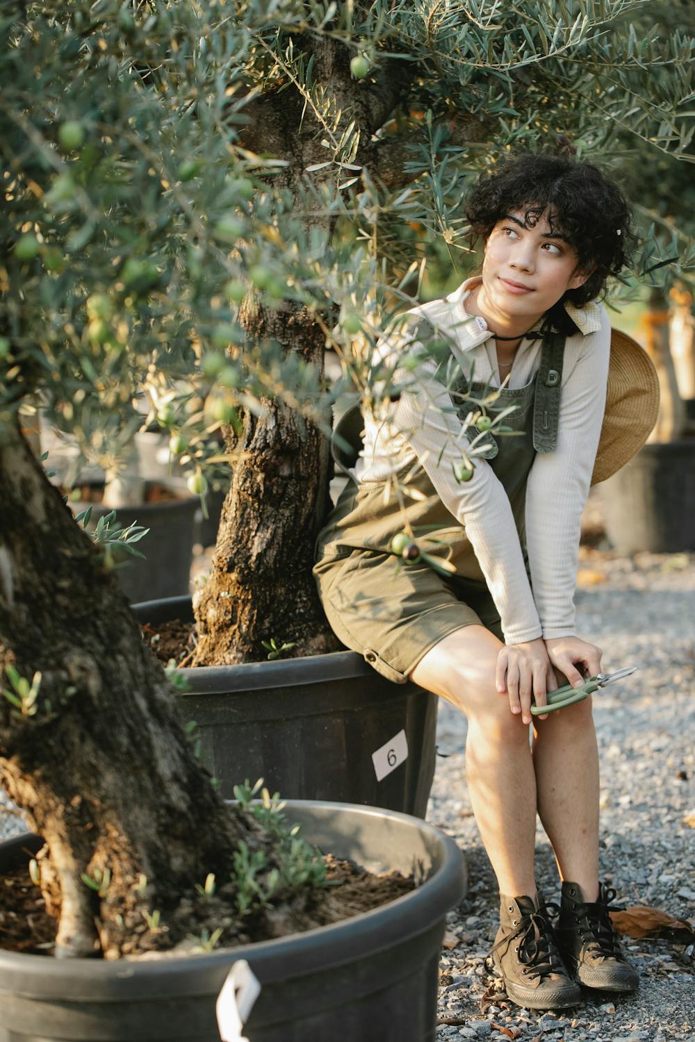 Person arbeitet an SEO-Optimierung am Laptop