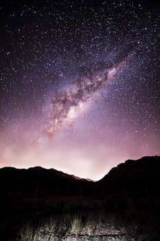 在阿根廷拉潘帕宁静的山脉上，夜晚可以欣赏到壮丽的银河景色