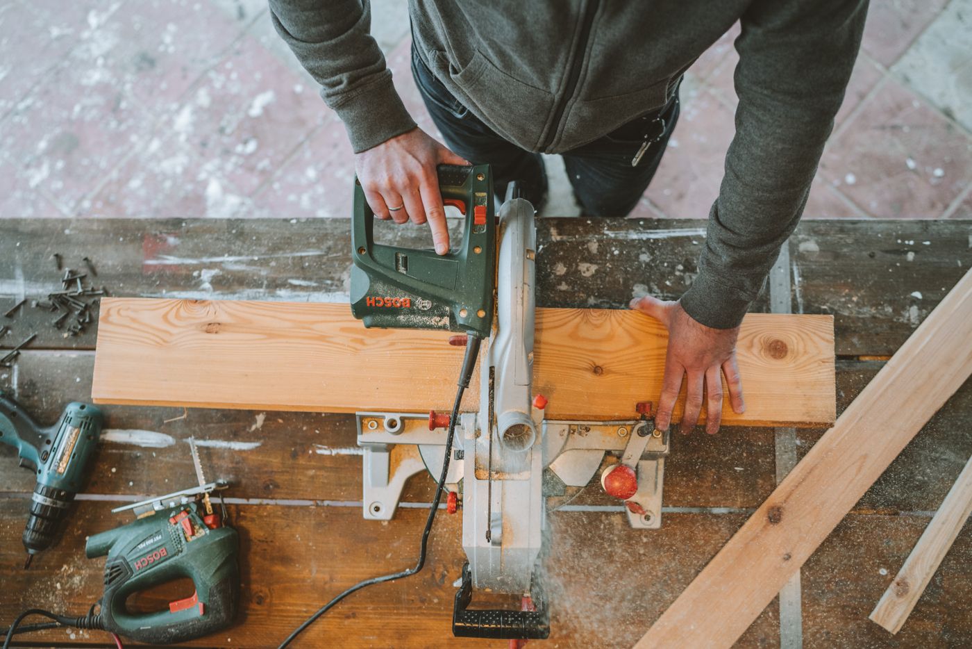 Comparatif scies sauteuses 2026 - menuisier utilisant une scie sauteuse Bosch sur du bois