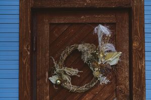 Saved item: dried wreath on a barn door, Anastasia Shuraeva on Pexels