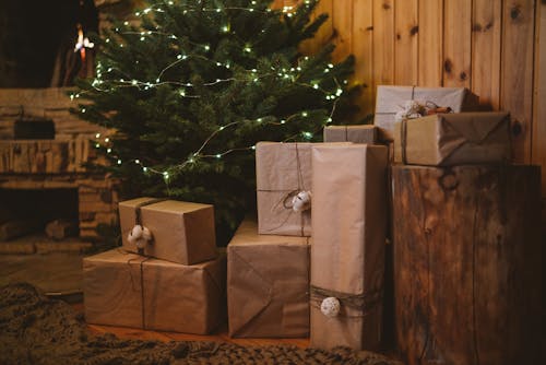 Imagine de stoc gratuită din beculețe de crăciun, brad de crăciun, cadouri