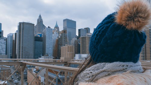 Frau, Die Bobble Hat Starrt, Der Auf Hochhäuser Starrt