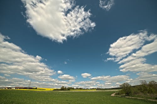 Bezpłatne Darmowe zdjęcie z galerii z błękitne niebo, chmury, gospodarstwo Zdjęcie z galerii