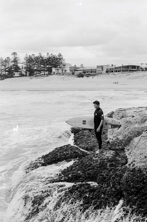 Kostenlos Kostenloses Stock Foto zu mann, meeresküste, schwarz und weiß Stock-Foto