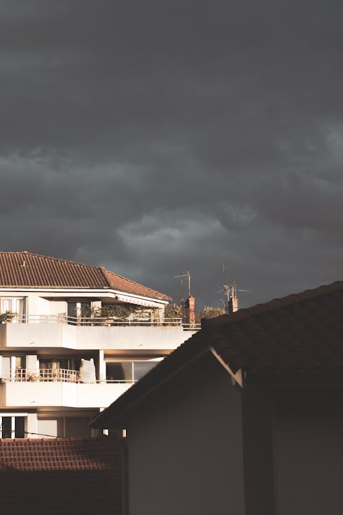 Kostenlos Kostenloses Stock Foto zu dächer, dramatischer himmel, dunkler himmel Stock-Foto