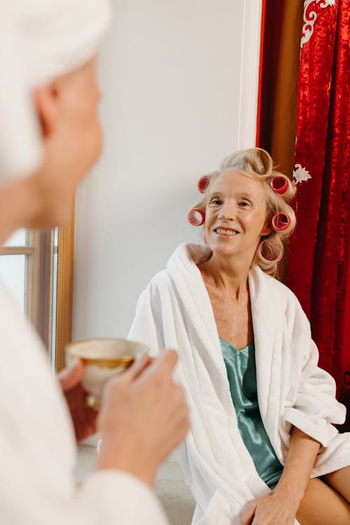 Discover the secrets to achieving gorgeous curls with hot rollers through this comprehensive guide on usage techniques and styling tips.