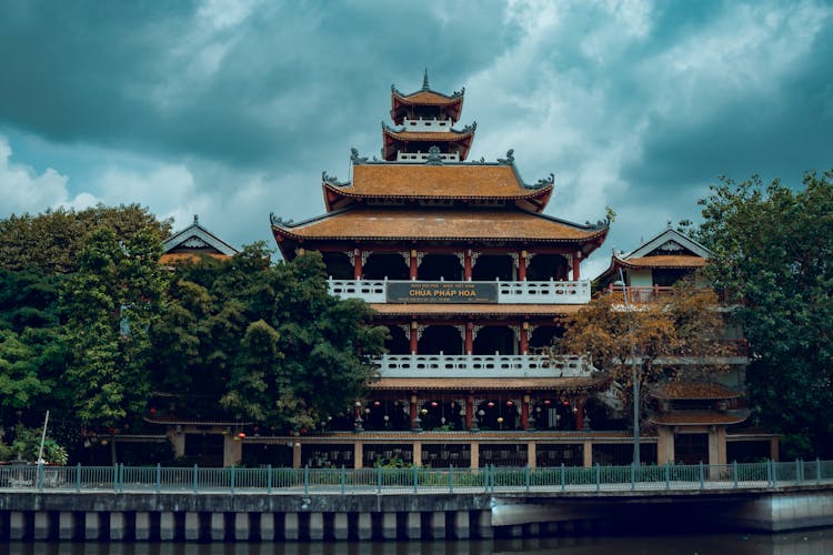 Chùa Pháp Hoa Under Blue Sky