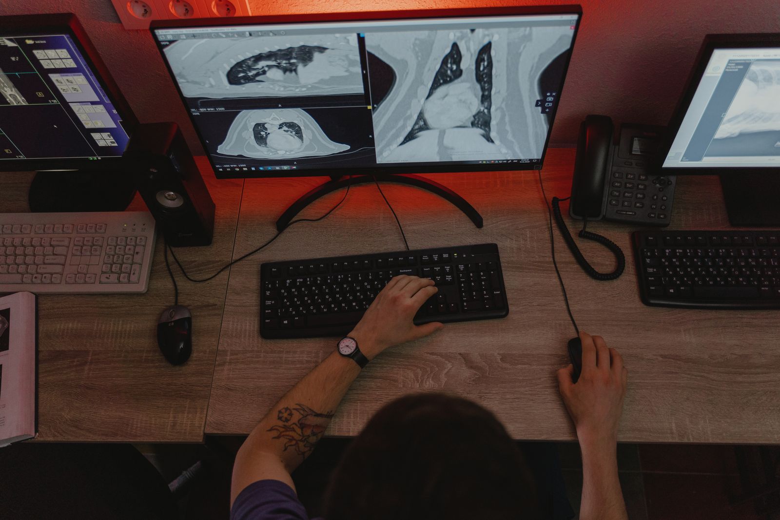 Clinical imaging workspace with AI-assisted radiology review