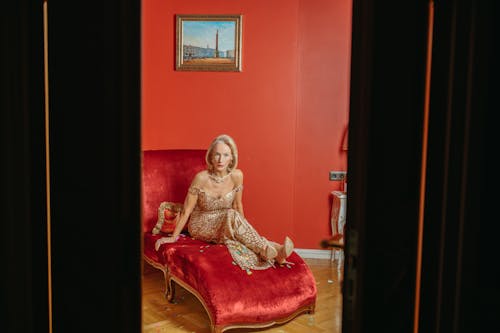 Základová fotografie zdarma na téma blond vlasy, červená židle, kavkazská žena