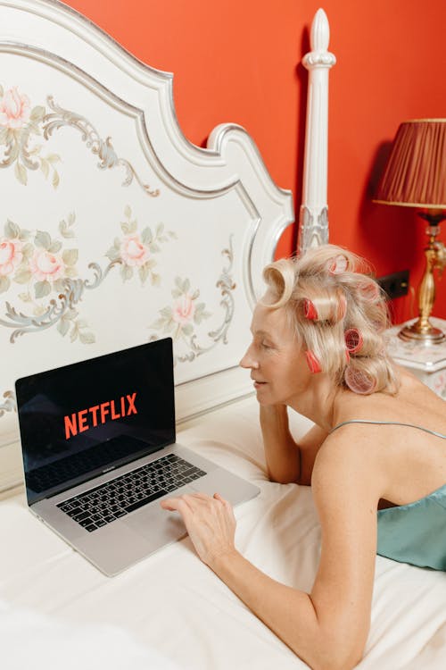 Fotobanka s bezplatnými fotkami na tému netflix, notebook, posteľ