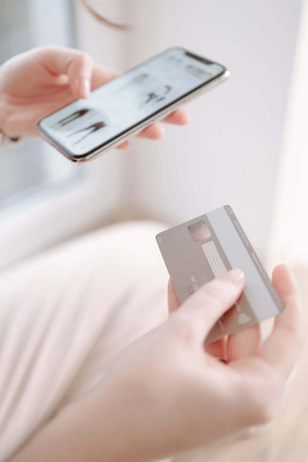 Belanja online smartphone gaming menggunakan kartu kredit dan aplikasi e-commerce di handphone