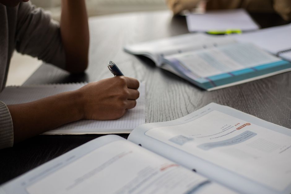 Profissional de RH analisando currículos para contratação cartório