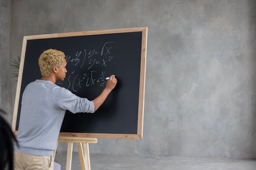 Fotos de stock gratuitas de académico, aprender, atento