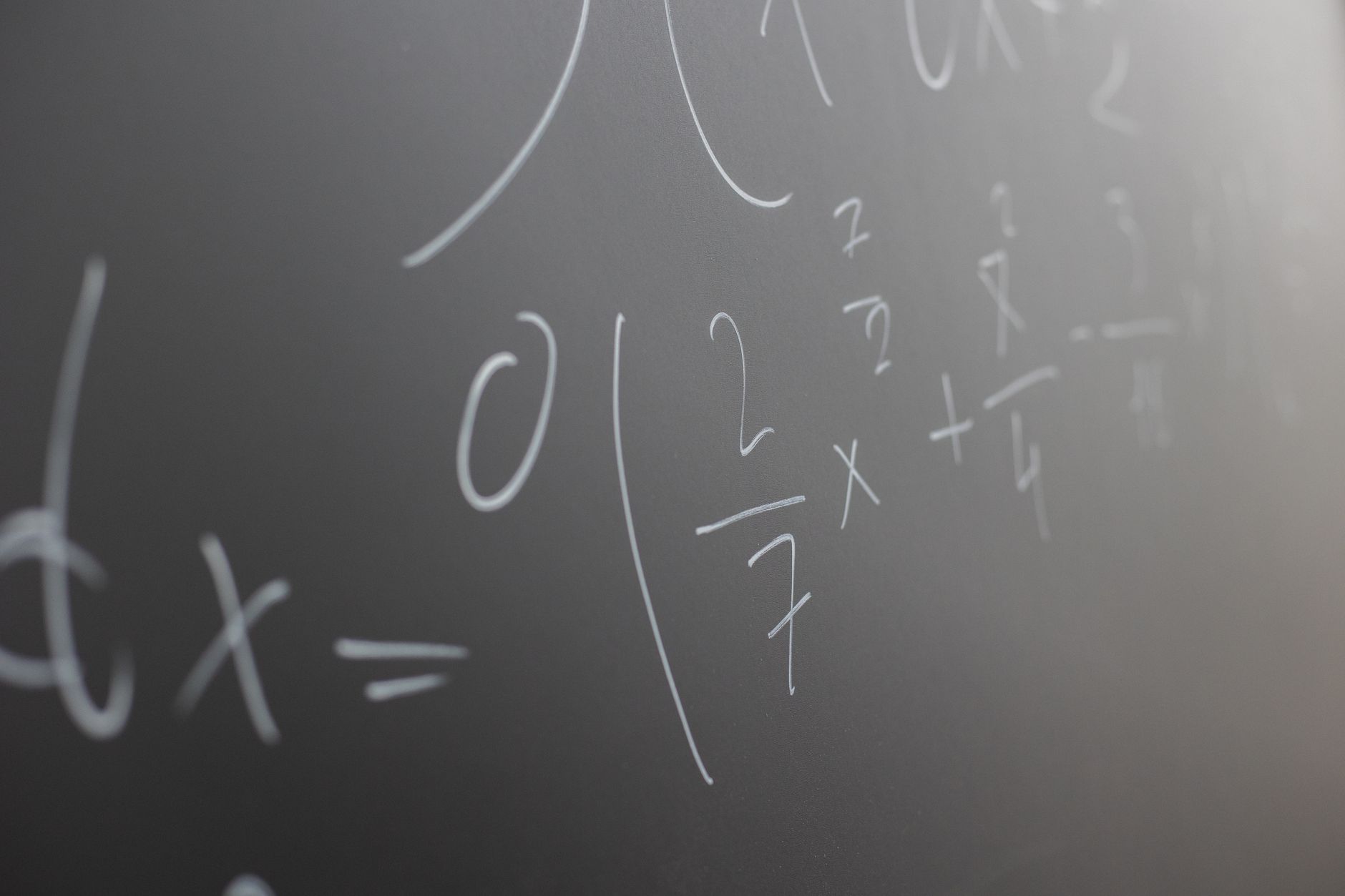 Matematik dersinde gruplandırma yöntemiyle çarpanlara ayırma formüllerinin ve cebirsel ifadelerin bir tahta üzerindeki gösterimi.