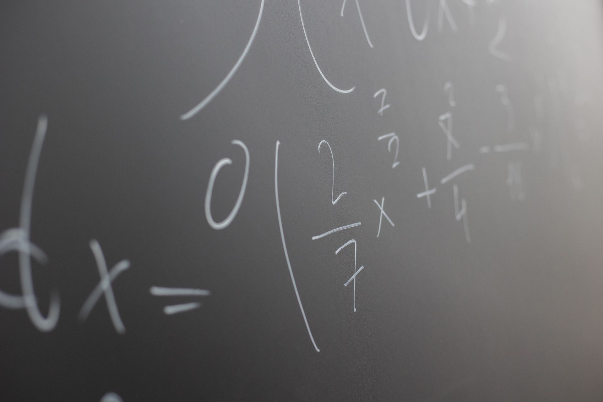 Ecuaciones matemáticas escritas en una pizarra