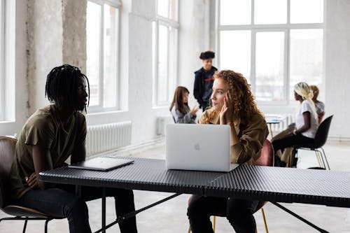 Mensen Zitten Op Een Stoel Voor Tafel Met Macbook