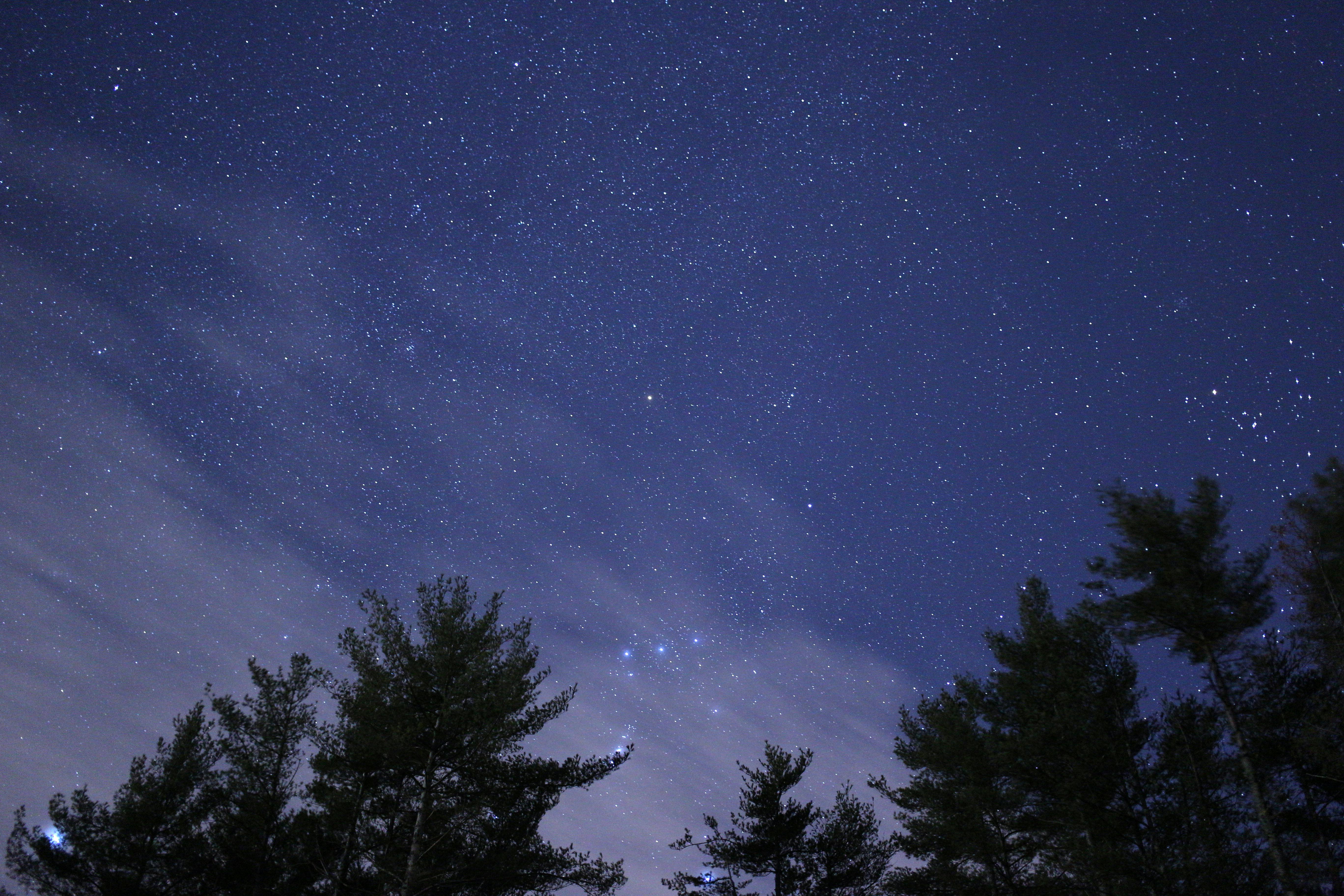 まだらの空 北斗七星 夜の無料の写真素材