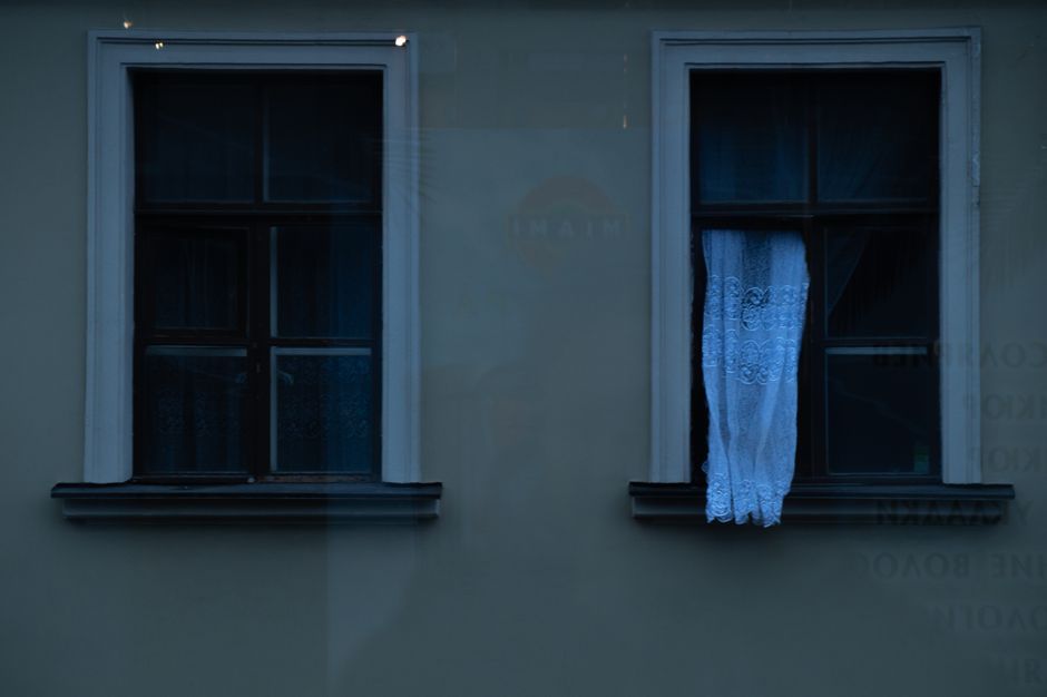 Zachte blauwe gordijnen met grijze accenten. Zachte blauwe gordijnen met grijze accenten.