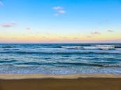 日落时平静的海浪，是放松身心的完美海景