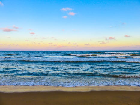 日落时平静的海浪，是放松身心的完美海景