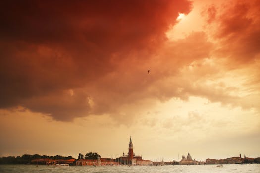威尼斯迷人的天际线和绚烂多彩的日落景象，是绝佳的旅行灵感来源