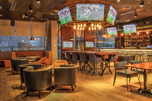 Café seating with wall-mounted screens