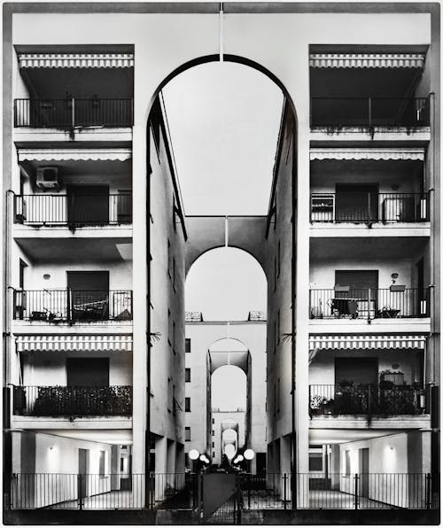 Fotos de stock gratuitas de arquitectura, balcones, blanco y negro