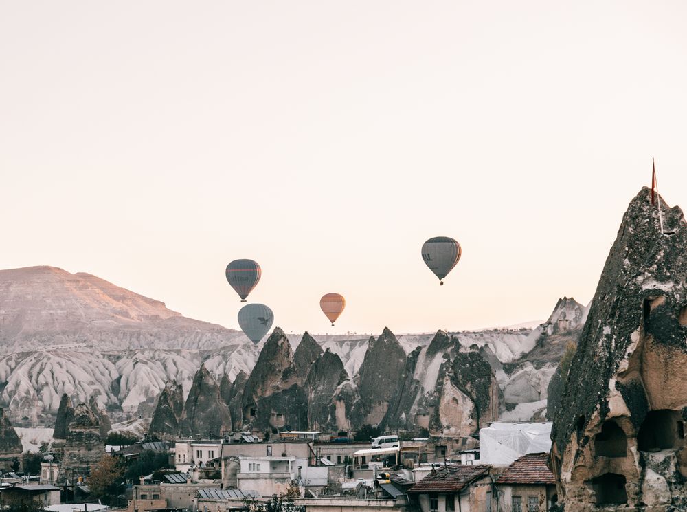 Globos aerostáticos al atardecer sobre Göreme, Capadocia