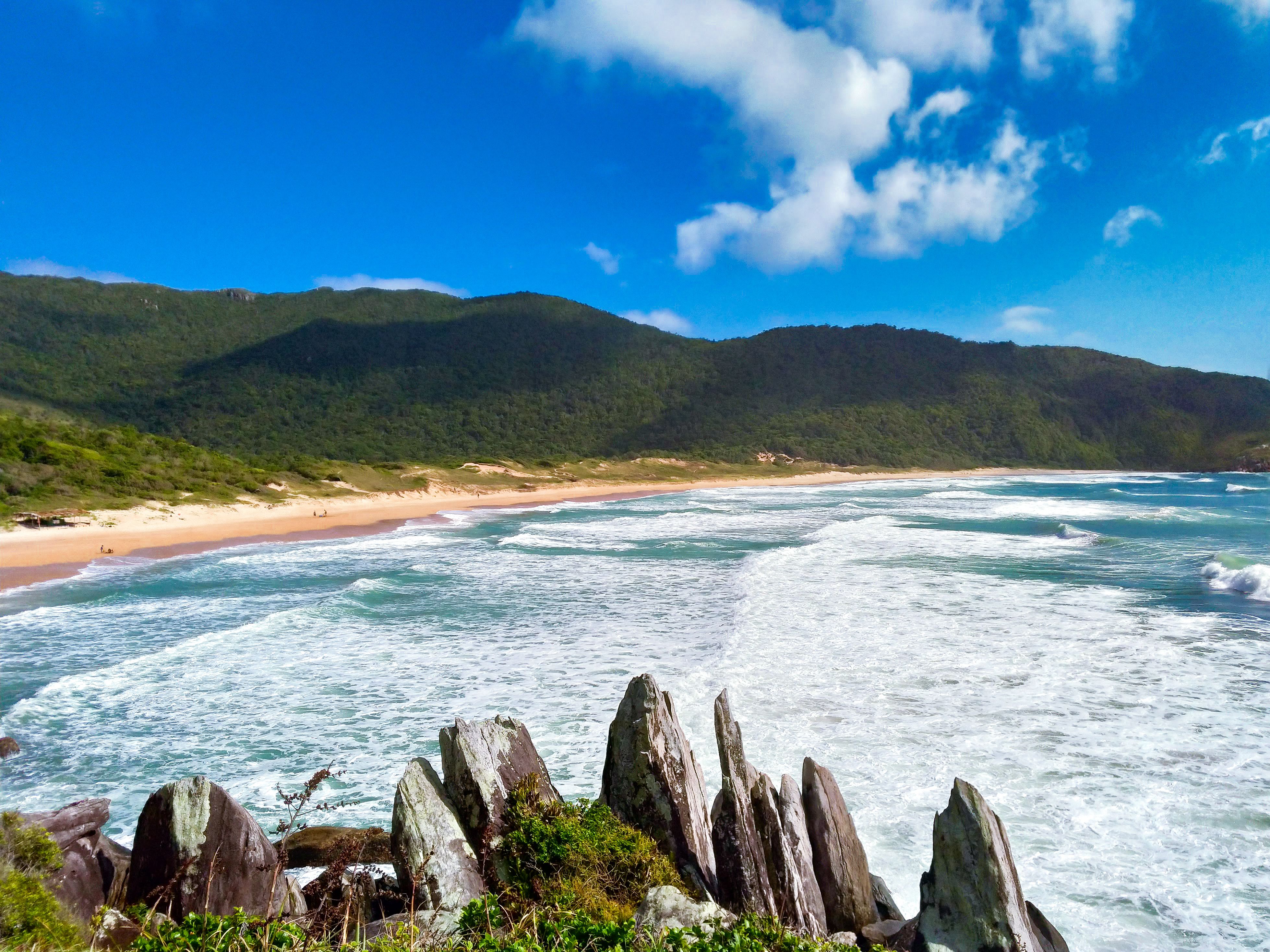 Praia Alegre calçadão and beach
